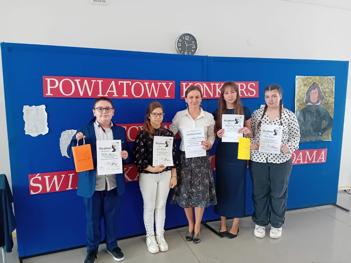 Zdjęcie: POWIATOWY KONKURS RECYTATORSKI ŚWIECZKA DLA MISTRZA ADAMA